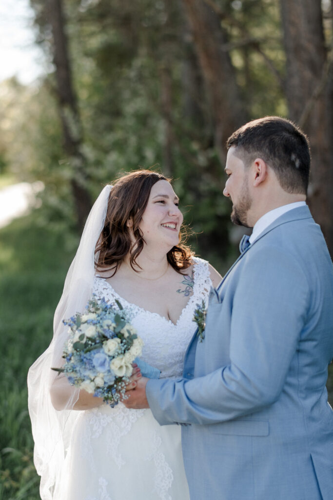 Glückliches Brautpaar - Hochzeit in Blau