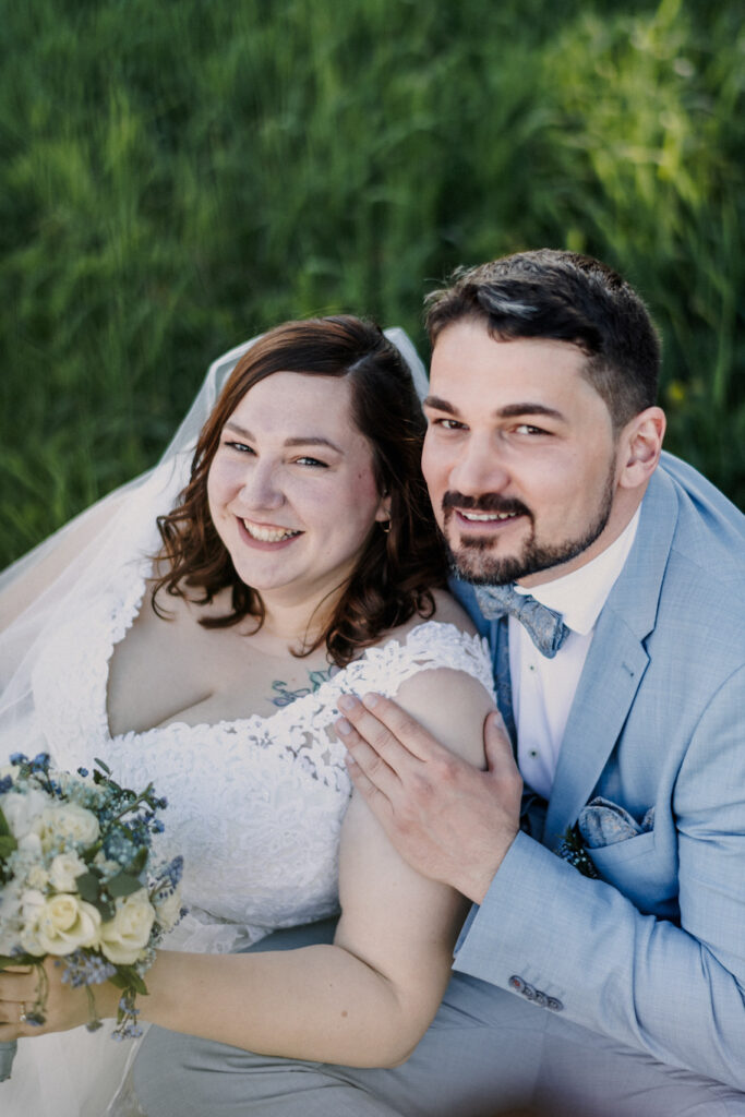 Glückliches Brautpaar 2 - Hochzeit in Blau