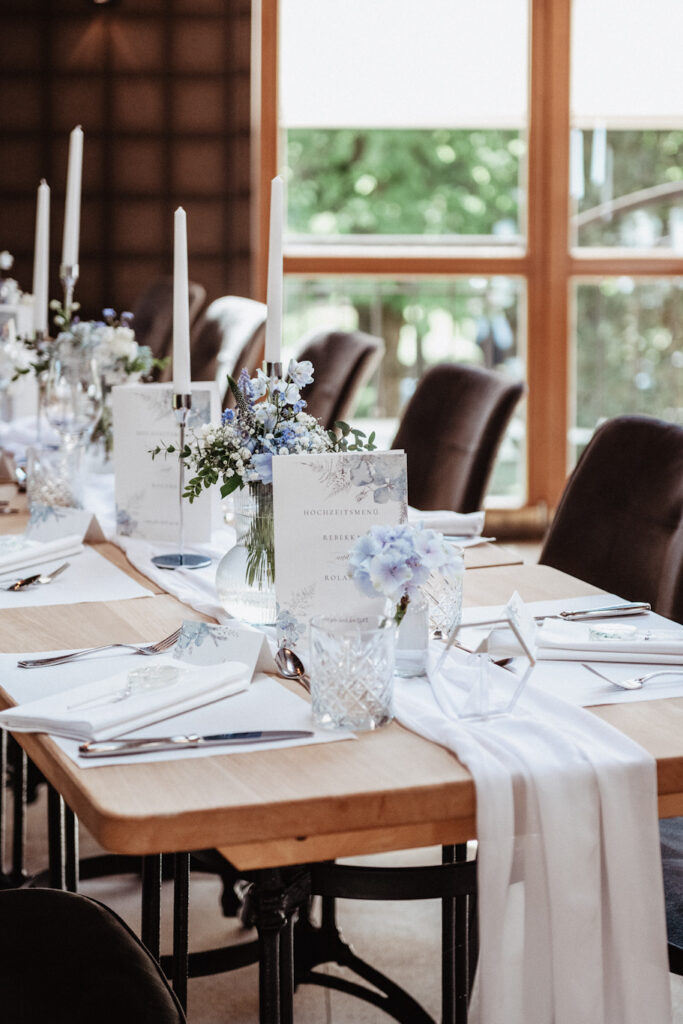 Gasthof Blumenthal Deko 1 - Hochzeit in Blau