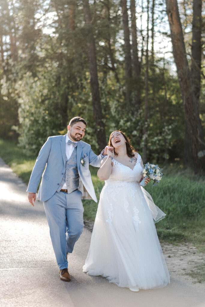 Glückliches Brautpaar R & R - Hochzeit in Blau