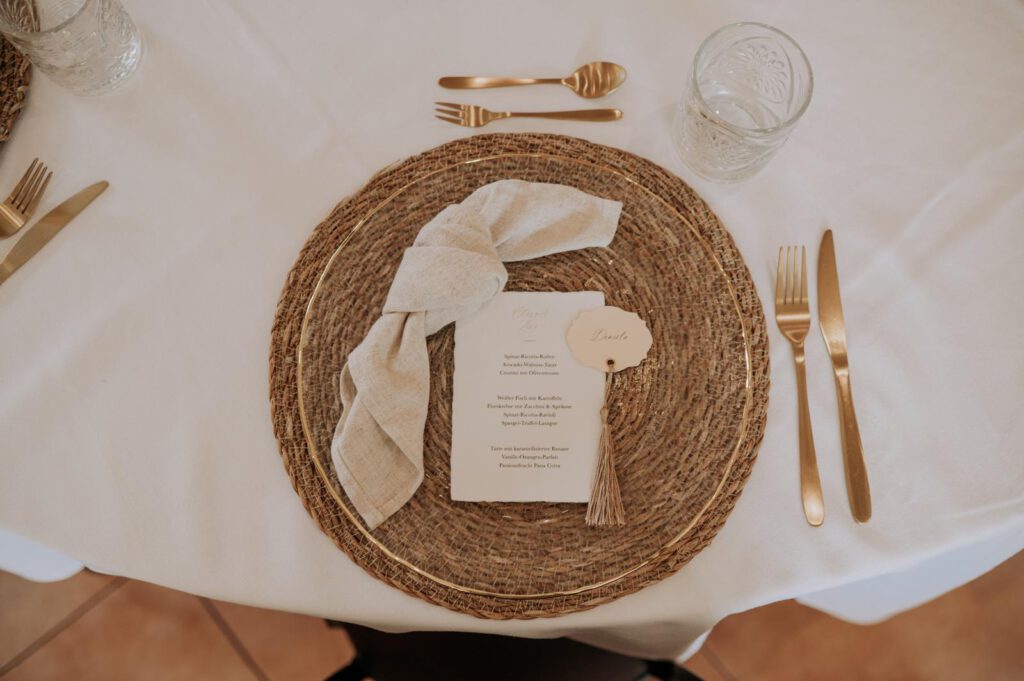 Apricot, Ivory & Green - Table Setting Scheune 1