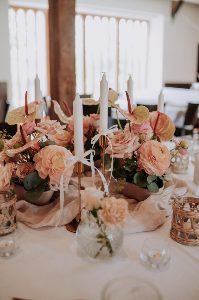 Apricot, Ivory & Green - Table Setting Scheune 2