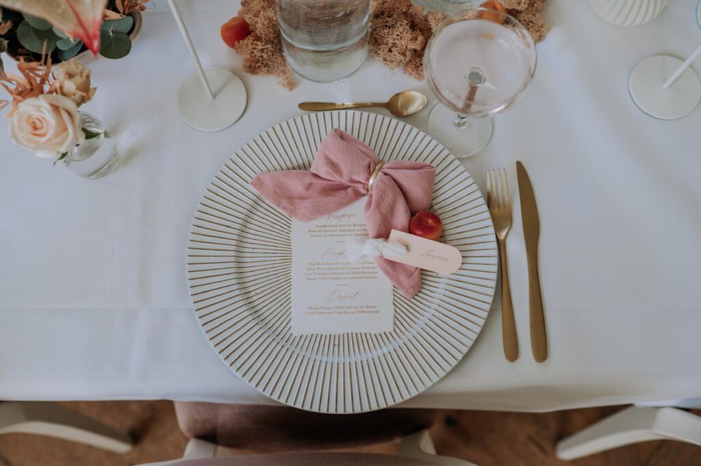 Apricot, Ivory & Green - Table Setting Schloss 3