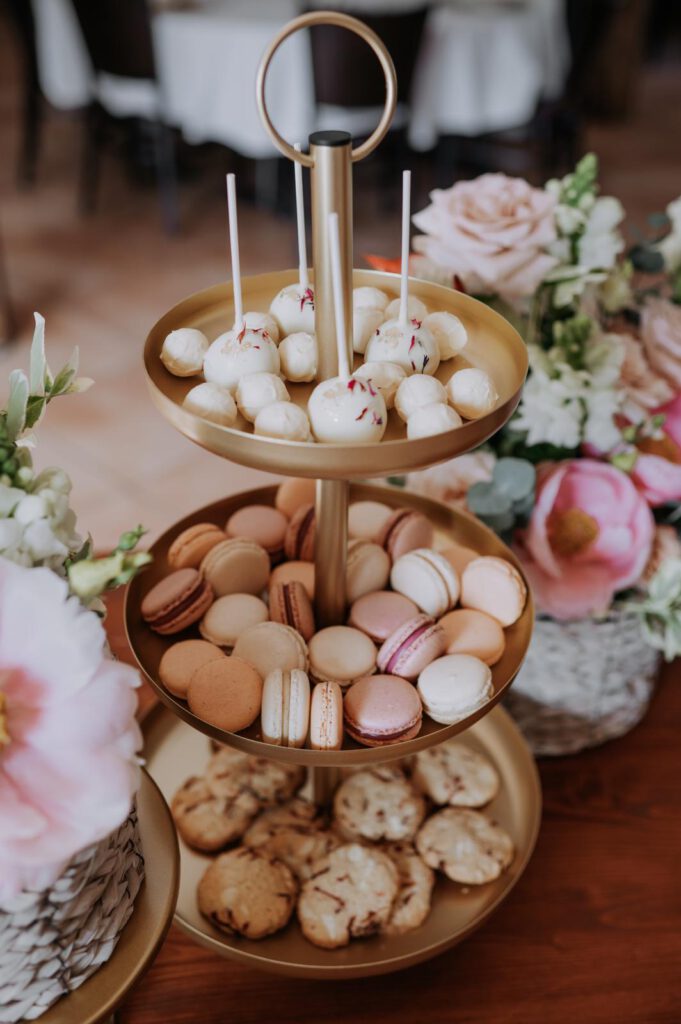 Apricot, Ivory & Green - Sweet Table